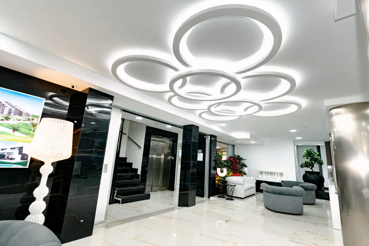 Lobby of the Marina d’Or Construcciones office in Castellón, with its light ceiling and the lift at the back