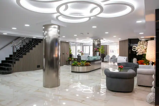Reception desk at the Castellón office, with armchairs and a steel column