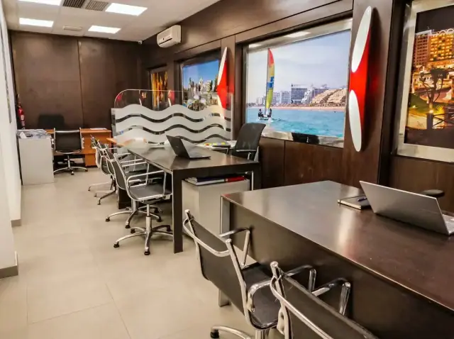 Advisory desks at the Inseryal office on Príncipe de Vergara, Madrid
