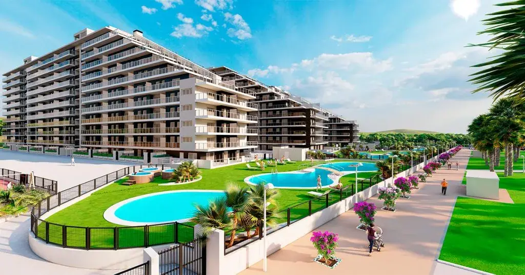 Žaliosios zonos, baseinai ir pėsčiųjų takas prie pastato Ciudad Jardín 3