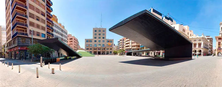 Vista panorámica de la Plaza Mayor de Vila-Real con edificios modernos y arquitectura contemporánea