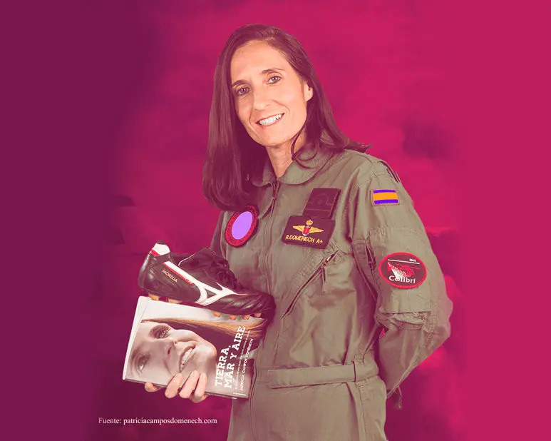 Patricia Campos in militair pilotenuniform, met een boek en een voetbal in haar handen.