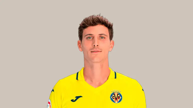 Pau Torres in het officiële shirt van Villarreal CF, terwijl hij poseert voor een officiële teamfoto