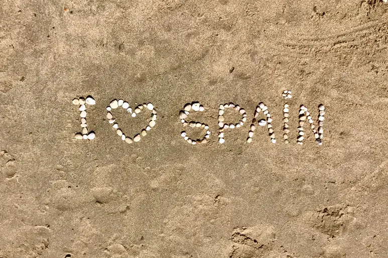 Clima en España: mensaje en la arena con piedras