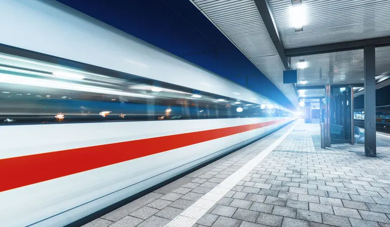Tren de alta velocidad entrando en el andén de una estación