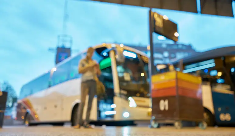 Autocares de línea en una estación de autobuses al atardecer