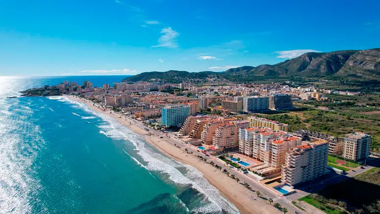 Vista aérea de la Costa Azahar con playa y edificios turísticos