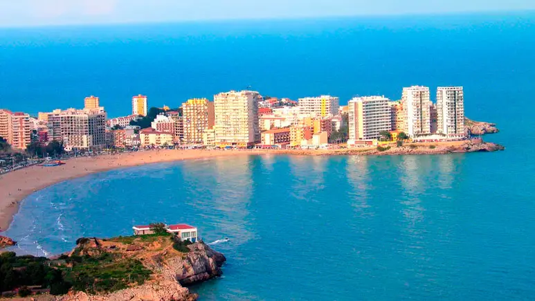 Panorámica de la costa de Castellón con edificios frente al mar