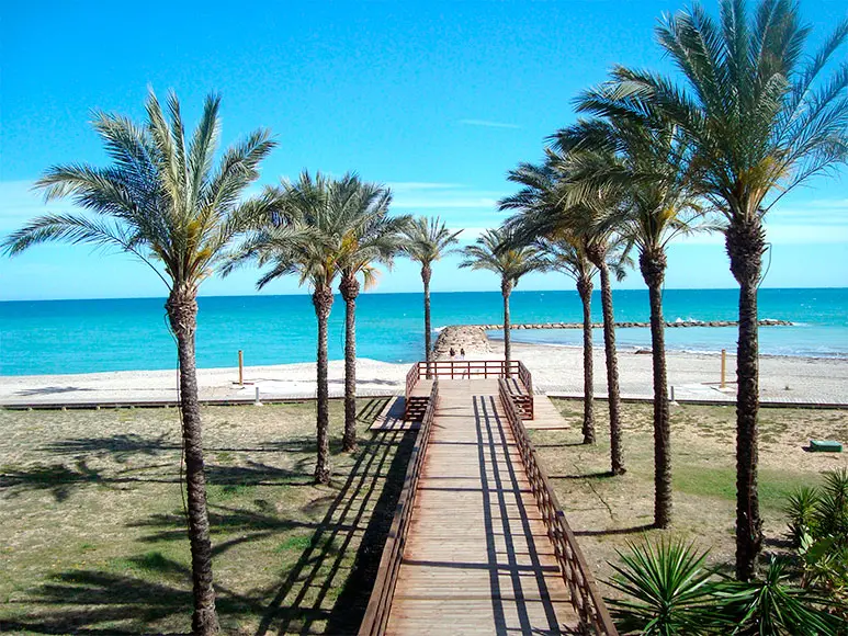 Pasarela de madera en playa de Benicassim, Costa de Castellón