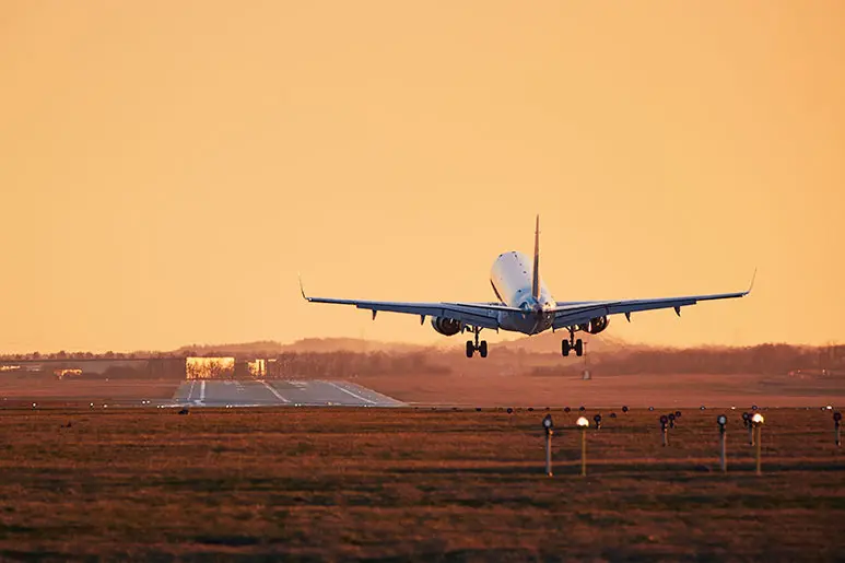 Avión despegando al atardecer en Castellón Costa Azahar Airport