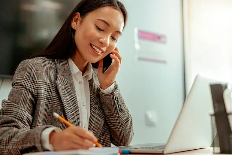 Mujer trabajando – Llamada profesional y toma de notas