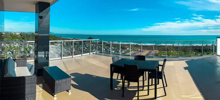 Terraza moderna con vistas al mar