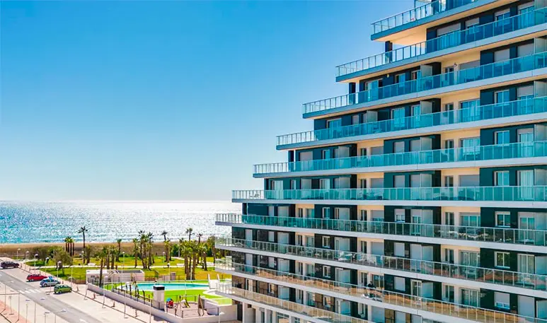 Edificio frente al mar. Apartamentos nuevos con vistas al mar