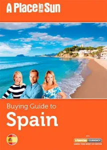 Omslag van de gids 'A Place in the Sun: Buying Guide to Spain' met een strand in Spanje en presentatoren