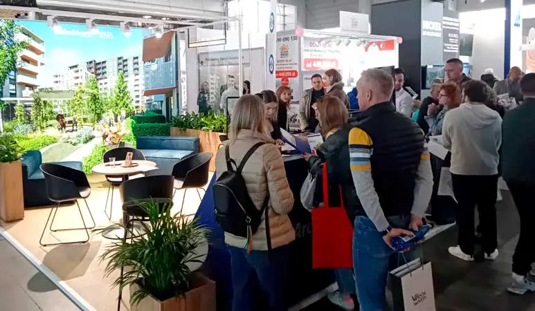Feria inmobiliaria INRE 2025 en Polonia - Asistentes en stand de ventas
