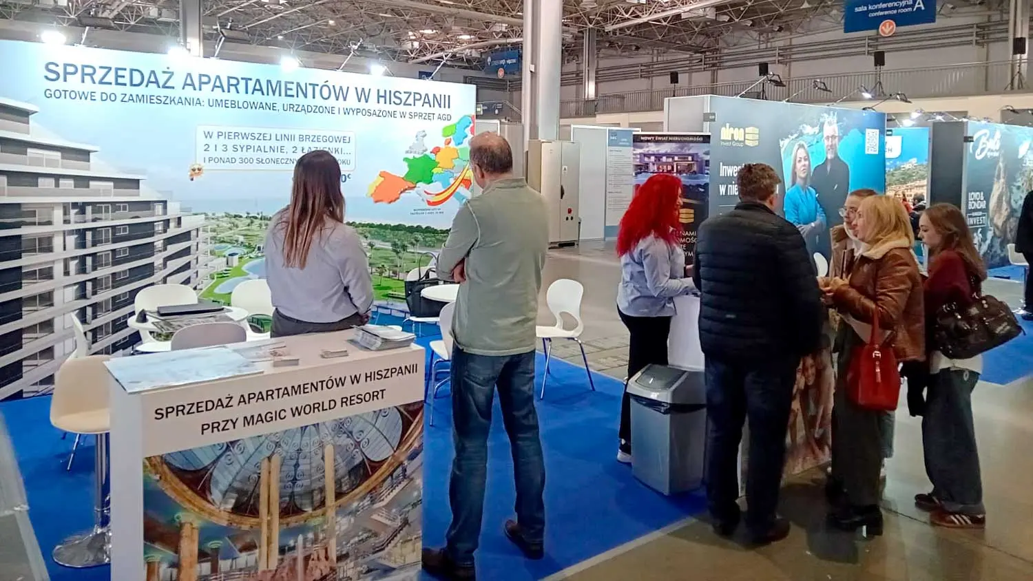 Feria inmobiliaria INRE 2025 en Polonia - Stand de apartamentos en España