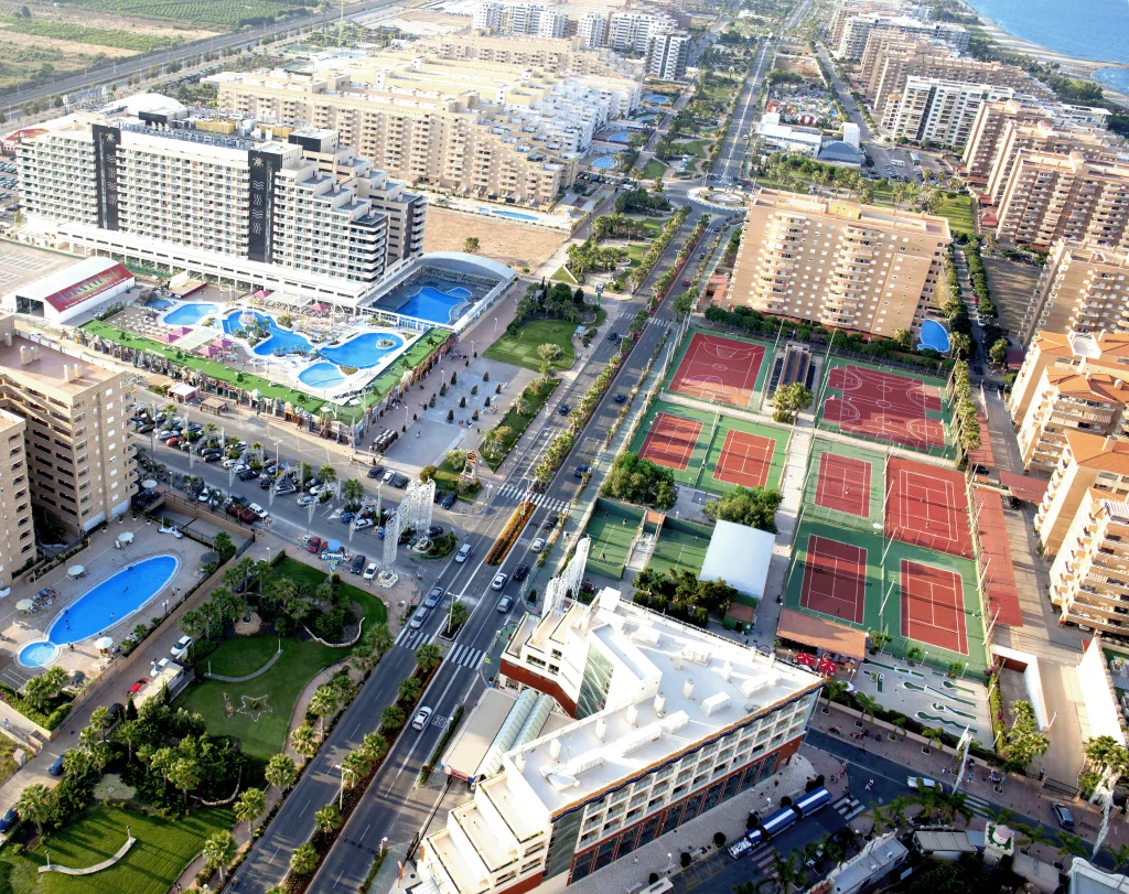 Luftaufnahme des „Marina d’Or“-Komplexes in Oropesa del Mar mit seinen Schwimmbädern, Sportplätzen und dem Mittelmeer im Hintergrund