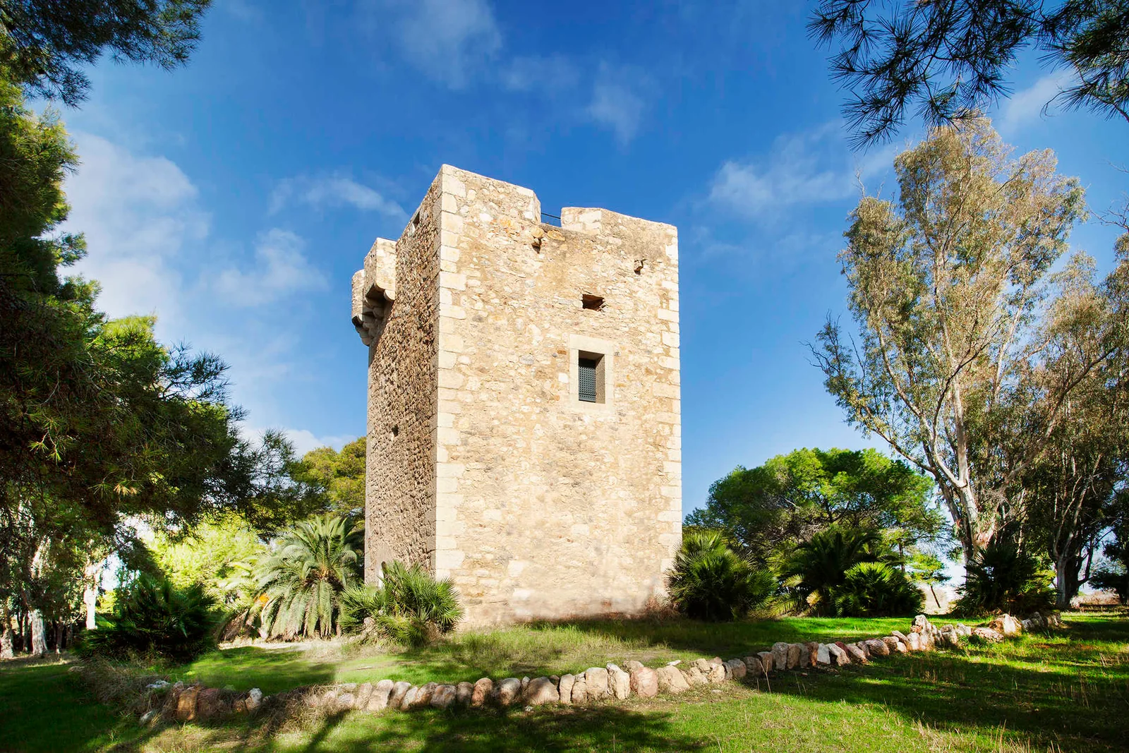 Torre de la Sal, torre de vigilancia de piedra del siglo XVI, rodeada de pinos, palmitos y eucaliptos