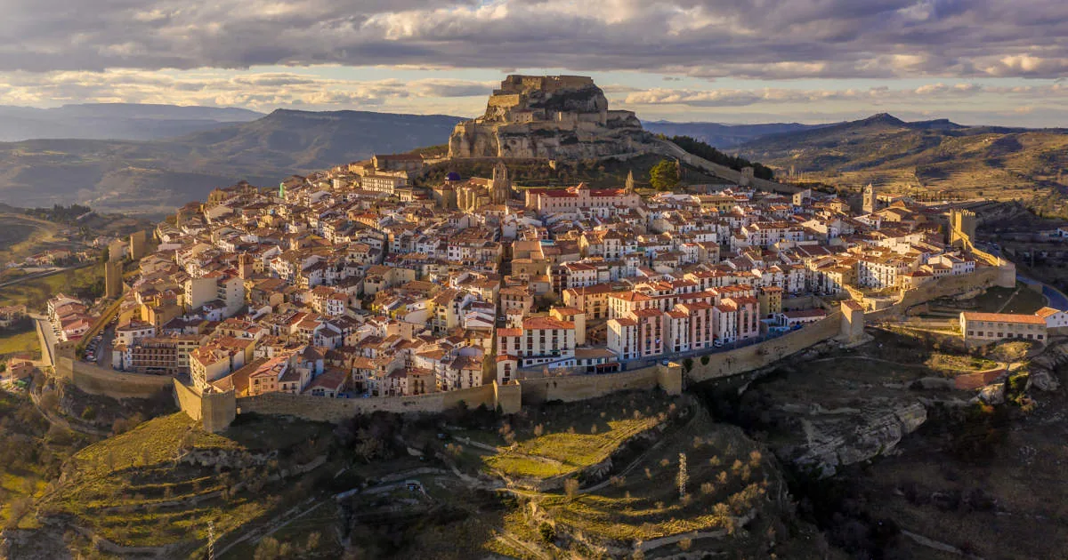 Luchtfoto, panoramisch, uitzicht, op, het middeleeuwse, ommuurde, Morella, heuveltop, vestingwal, en