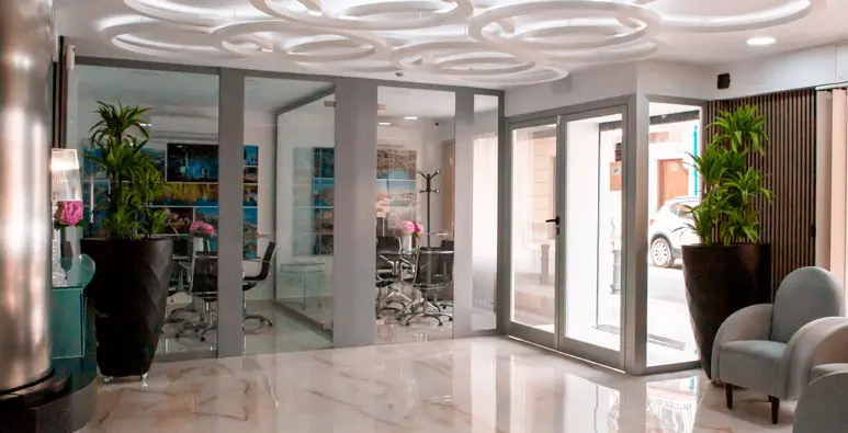 Sala de reuniones moderna y entrada principal al piso piloto de Marina d'Or en la Calle Moyano, Castellón.