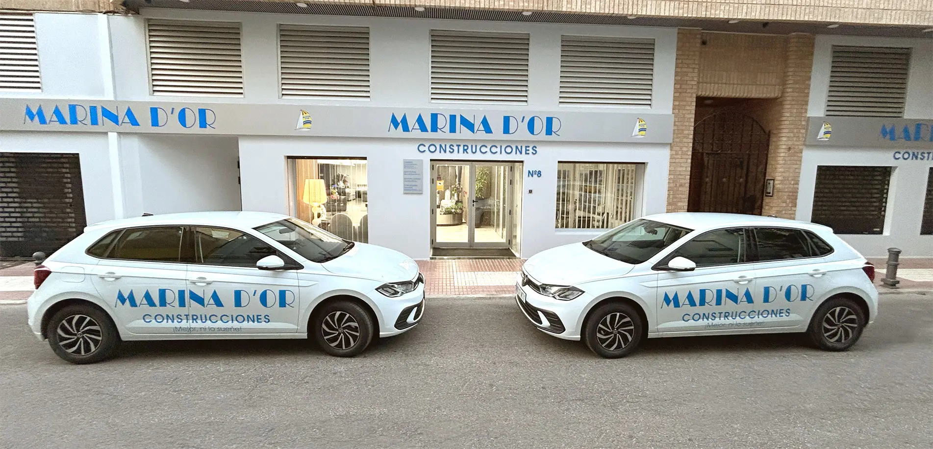 Auto’s van Marina d’Or Construcciones die voor het kantoor van het bedrijf geparkeerd staan
