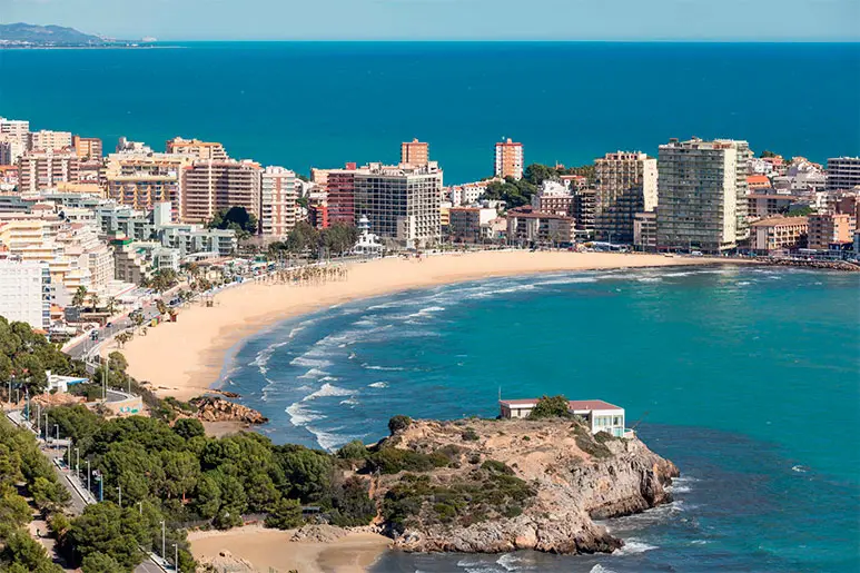 Panorámica de la Playa La Concha en Oropesa del Mar con edificios y aguas cristalinas