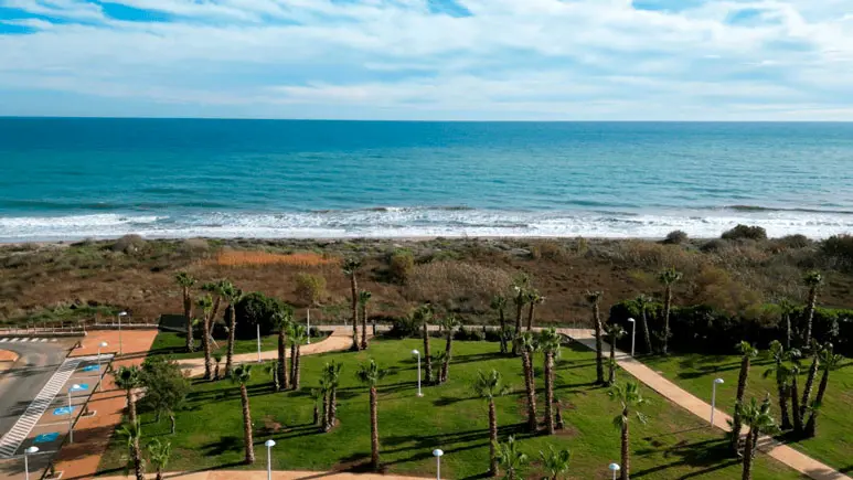 Playa frente a los edificios Ciudad Jardín