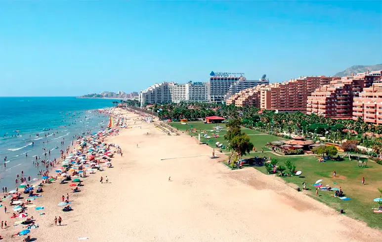 Pueblos cerca de Marina d'Or, arena dorada y aguas cristalinas en la Costa Azahar