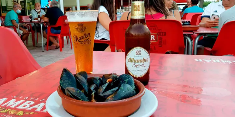 Mejillones y cerveza en terrazas de restaurantes Oropesa