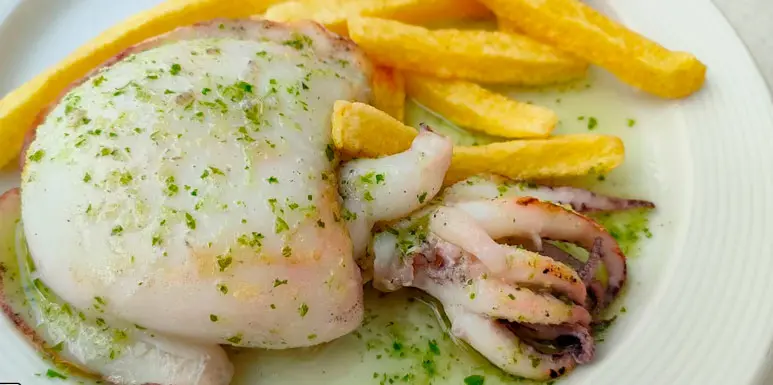 Calamar a la plancha en un restaurante del paseo de Oropesa del Mar