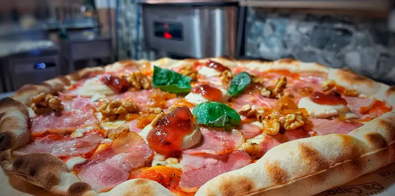 Pizza artesanal recién hecha en una pizzería de Oropesa del Mar