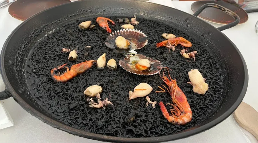 Тераса на Restaurante Puerta del Sol на крайбрежната алея в Оропеса дел Мар