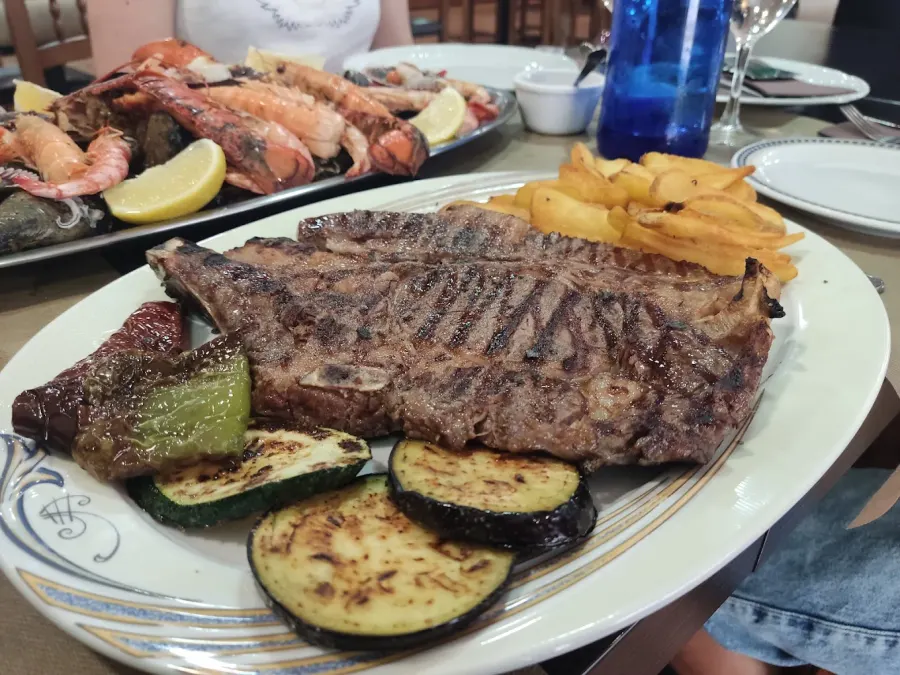 Интериорът на Restaurante La Parrilla в стария град на Оропеса дел Мар