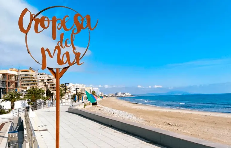Oropesa del Mar beach with its promenade