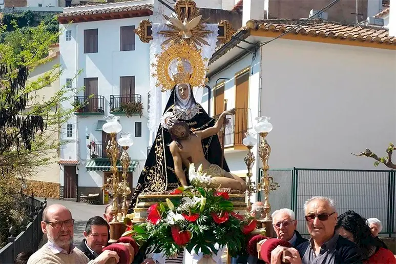 Procesión religiosa de Semana Santa en Oropesa con una imagen de la Virgen y Cristo