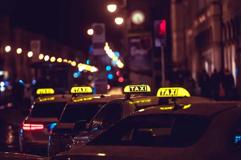 Parada de taxi en Oropesa iluminada durante la noche
