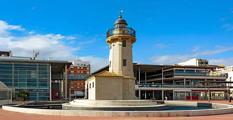 Faro del Grao de Castellón en la plaza del puerto