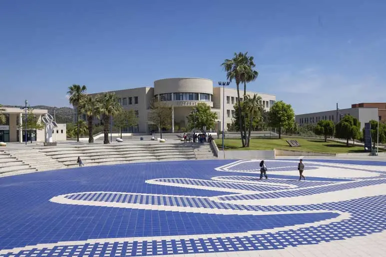 Universidad de Castellón y su icónica plaza azul